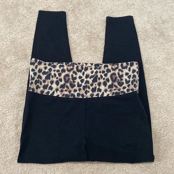 Victoria secret leggings women’s small animal print and black bottoms - Picture 4 of 10